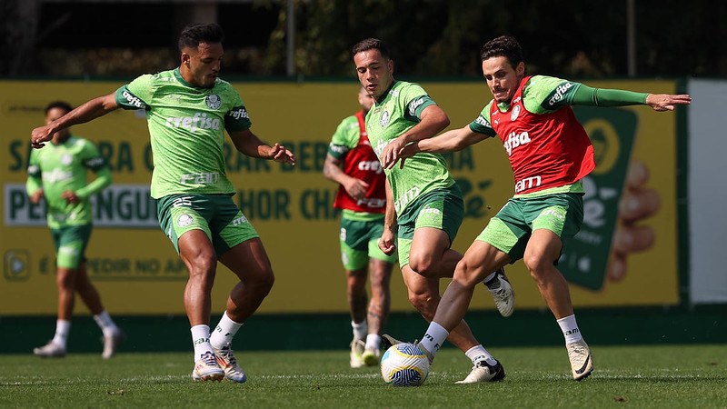 Gabriel Menino, Fabinho e Raphael Veiga durante treinamento do Palmeiras, na Academia de Futebol.