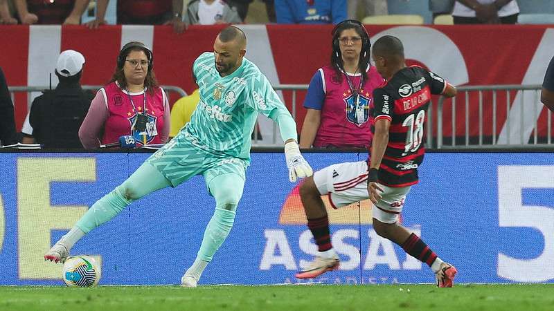 Weverton em jogo do Palmeiras contra o Flamengo, durante partida válida pelas oitavas de final da Copa do Brasil 2024, no Maracanã.