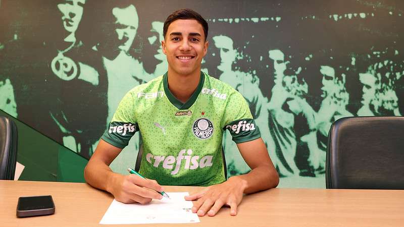 Vitor Reis renova contra com o Palmeiras na Academia de Futebol.