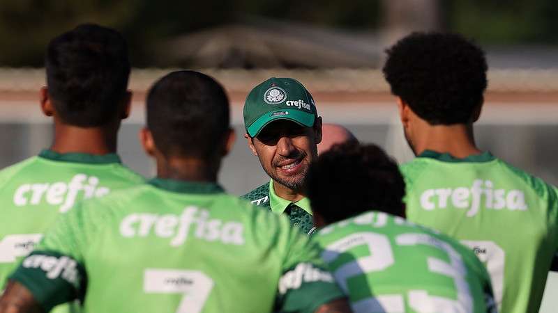 Abel Ferreira durante treinamento do Palmeiras na Academia de Futebol.