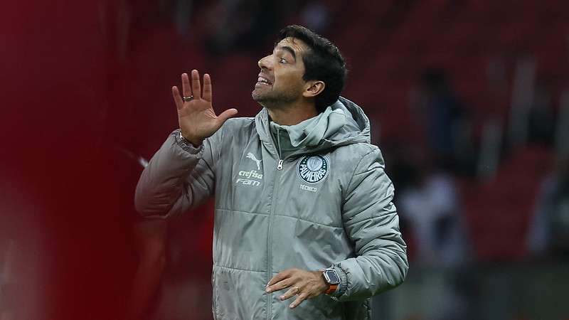 Abel Ferreira em jogo do Palmeiras contra o Internacional, durante partida válida pela vigésima primeira rodada do Brasileirão 2024, no Beira-Rio.