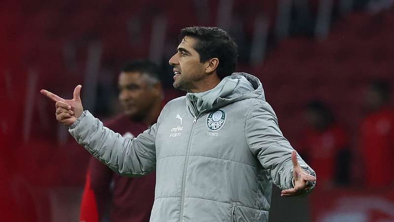Abel Ferreira em jogo do Palmeiras contra o Internacional, durante partida válida pela vigésima primeira rodada do Brasileirão 2024, no Beira-Rio.