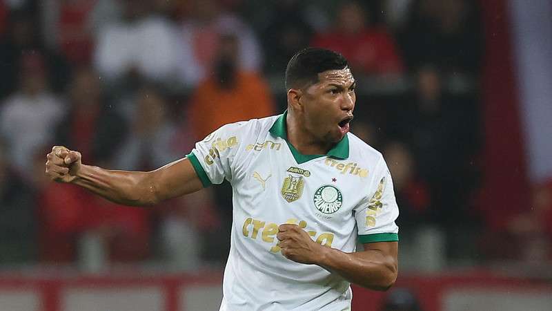 Rony comemora seu gol pelo Palmeiras contra o Internacional, durante partida válida pela vigésima primeira rodada do Brasileirão 2024, no Beira-Rio.