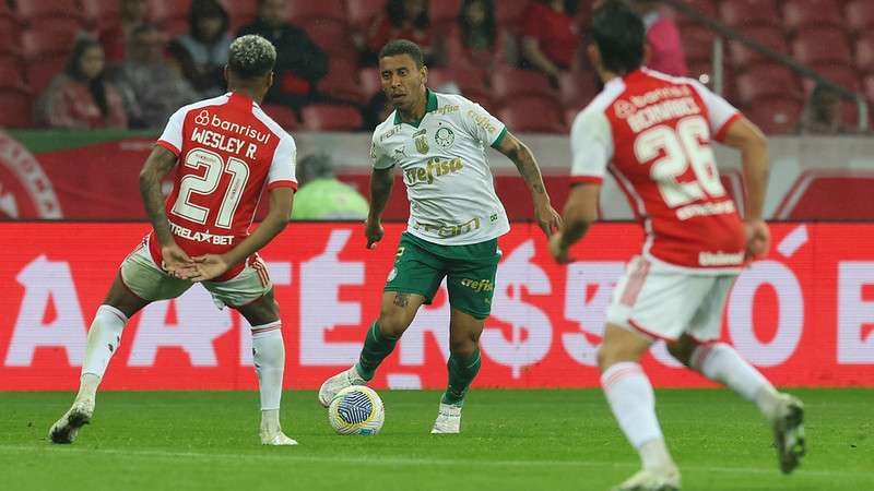 Marcos Rocha em jogo do Palmeiras contra o Internacional, durante partida válida pela vigésima primeira rodada do Brasileirão 2024, no Beira-Rio.