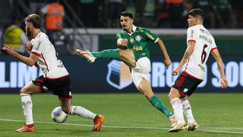 Flaco López em jogo pelo Palmeiras contra o Flamengo, durante partida válida pelas oitavas de final da Copa do Brasil 2024, no Allianz Parque.