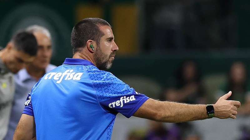 João Martins do Palmeiras, em jogo contra o Flamengo, durante partida válida pelas oitavas de final da Copa do Brasil 2024, no Allianz Parque.