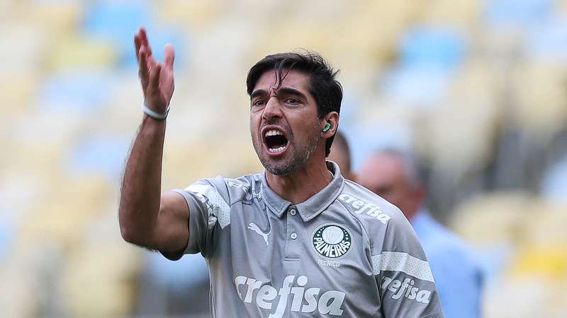 Abel Ferreira em jogo do Palmeiras contra o Flamengo, durante partida válida pela vigésima segunda rodada do Brasileirão 2024, no Maracanã.