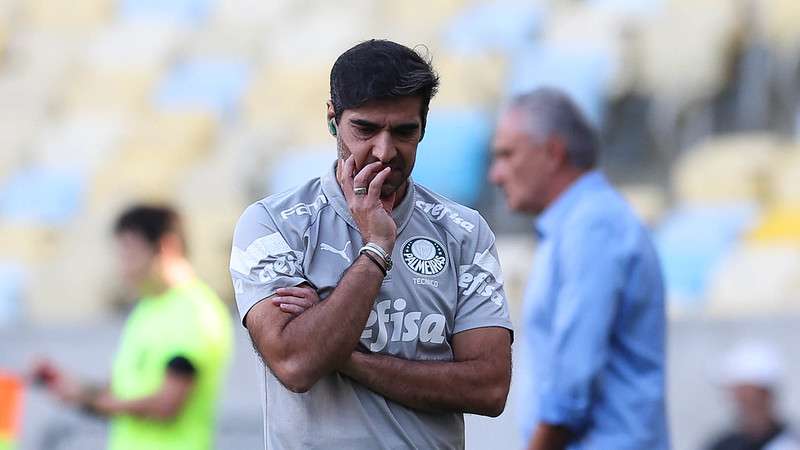 Abel Ferreira em jogo do Palmeiras contra o Flamengo, durante partida válida pela vigésima segunda rodada do Brasileirão 2024, no Maracanã.