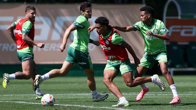 Luighi e Estêvão durante treinamento do Palmeiras na Academia de Futebol.