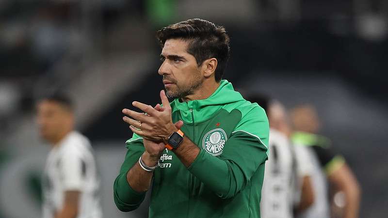 Abel Ferreira em jogo do Palmeiras contra o Botafogo, durante partida válida pelas oitavas de final da Libertadores 2024, no Estádio Nilton Santos.