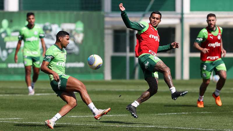 Rony e Dudu durante treinamento do Palmeiras, na Academia de Futebol.