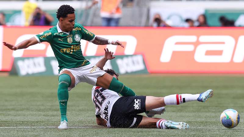 Lázaro em disputa pelo Palmeiras contra o SPFC, durante partida válida pela vigésima terceira rodada do Brasileirão 2024, no Allianz Parque.