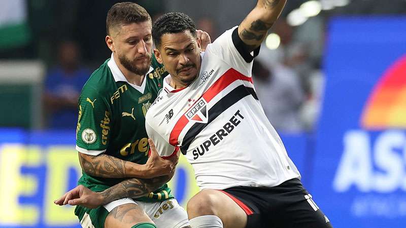 Zé Rafael em disputa pelo Palmeiras contra o SPFC, durante partida válida pela vigésima terceira rodada do Brasileirão 2024, no Allianz Parque.
