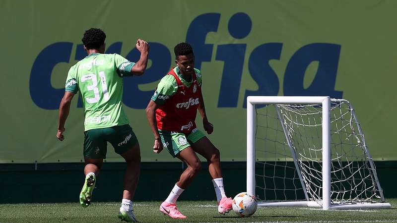 Luighi e Estêvão durante treinamento do Palmeiras, na Academia de Futebol.