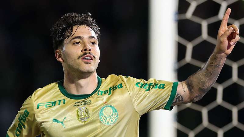 Mauricio comemora seu gol pelo Palmeiras contra o Cuiabá, durante partida válida pela vigésima quarta rodada do Brasileirão 2024, no Estádio Brinco de Ouro.