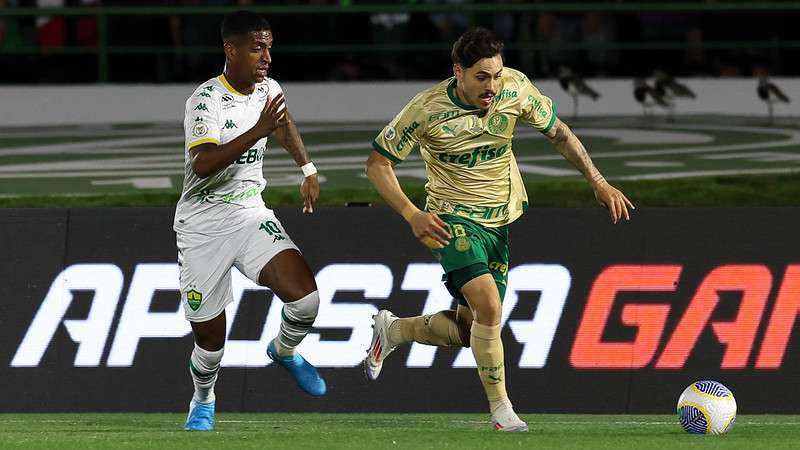 Mauricio em disputa pelo Palmeiras contra o Cuiabá, durante partida válida pela vigésima quarta rodada do Brasileirão 2024, no Estádio Brinco de Ouro.