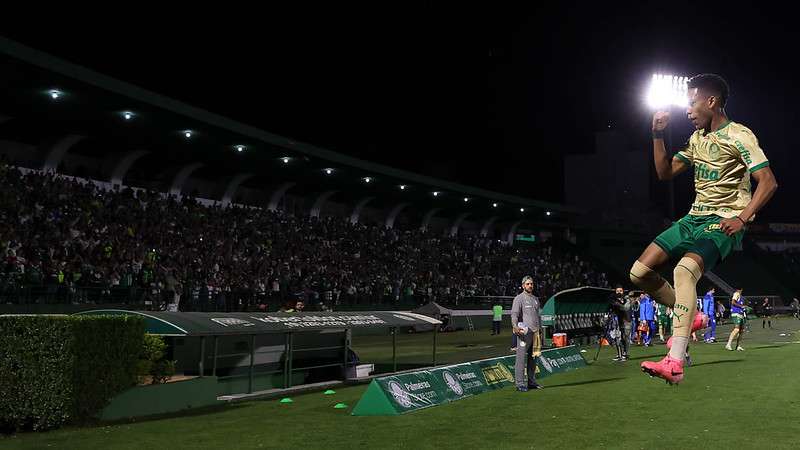 Estêvão comemora seu gol pelo Palmeiras contra o Cuiabá, durante partida válida pela vigésima quarta rodada do Brasileirão 2024, no Estádio Brinco de Ouro.