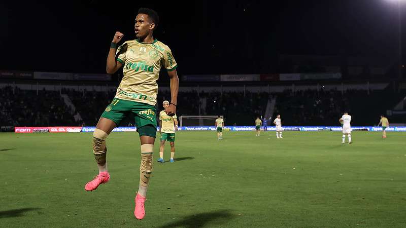 Estêvão comemora seu gol pelo Palmeiras contra o Cuiabá, durante partida válida pela vigésima quarta rodada do Brasileirão 2024, no Estádio Brinco de Ouro.