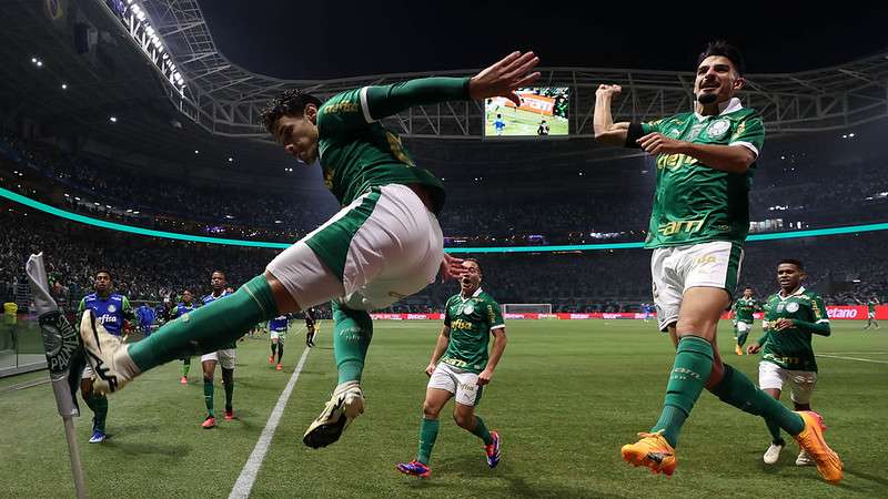 Raphael Veiga comemora seu gol pelo Palmeiras contra o SCCP, durante partida válida pela décima terceira rodada do Brasileirão 2024, no Allianz Parque.