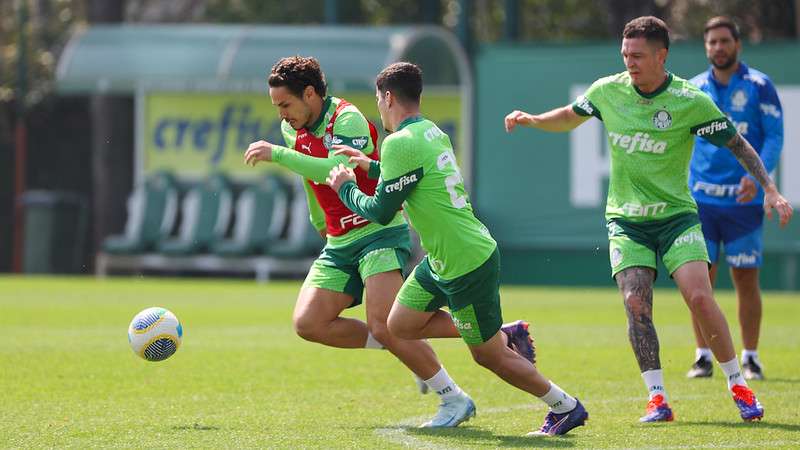 Atletas durante treinamento do Palmeiras na Academia de Futebol, em São Paulo-SP.