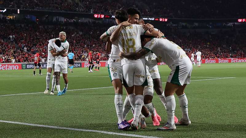 Atletas do Palmeiras comemoram gol contra o Athletico-PR, durante partida válida pela vigésima quinta rodada do Brasileirão 2024, na Arena da Baixada.