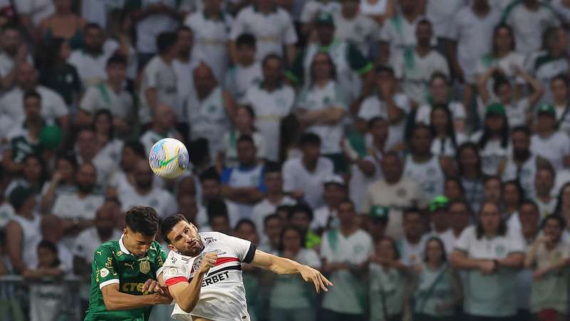 Vitor Reis em disputa pelo Palmeiras contra o SPFC, durante partida válida pela vigésima terceira rodada do Brasileirão 2024, no Allianz Parque.