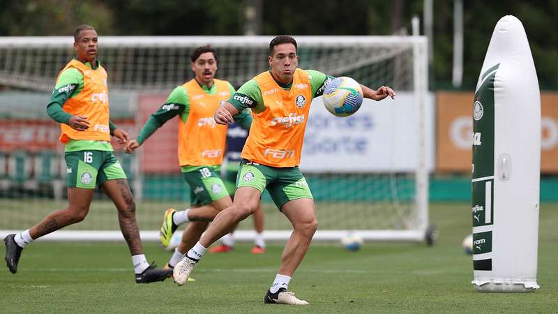 Fabinho durante treinamento do Palmeiras, na Academia de Futebol.