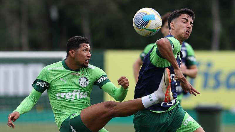 Rony e Vitor Reis durante treinamento do Palmeiras, na Academia de Futebol.