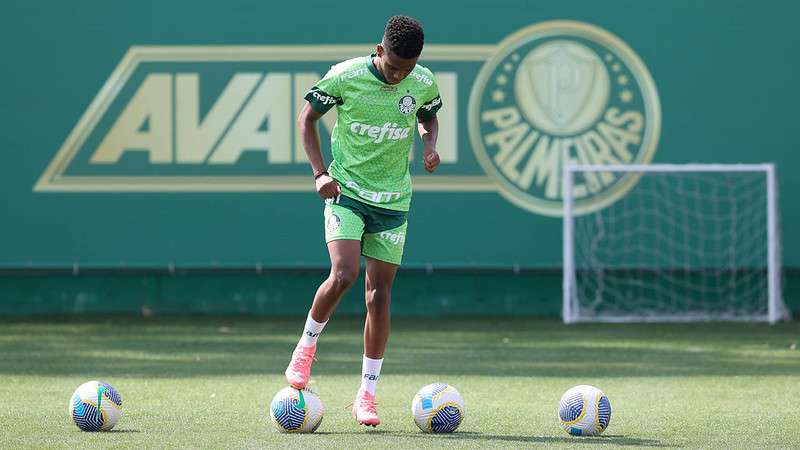 Estêvão durante treinamento do Palmeiras, na Academia de Futebol.