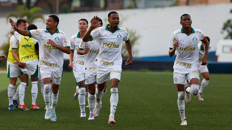 Atletas do Palmeiras comemoram gol sobre o Athletico-PR, em partida válida pela semifinal do Campeonato Brasileiro Sub-20, no Estádio Bruno José Daniel, em Santo André-SP.