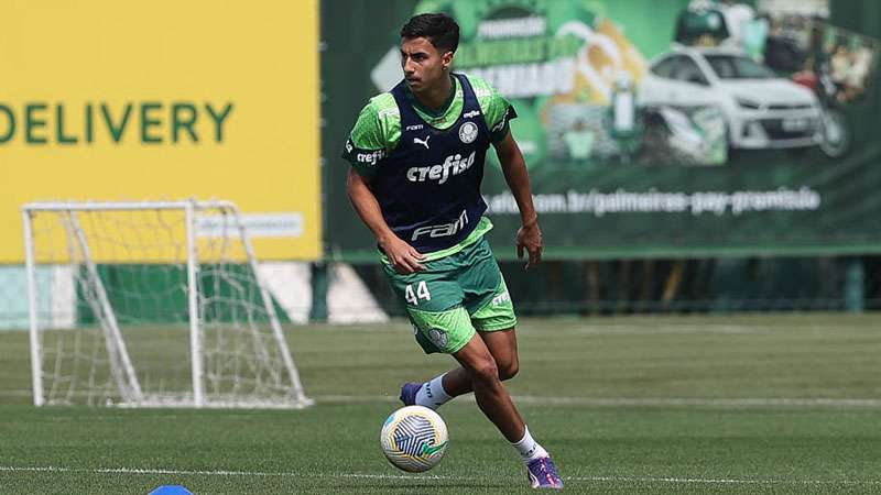 Vitor Reis durante treinamento do Palmeiras na Academia de Futebol.