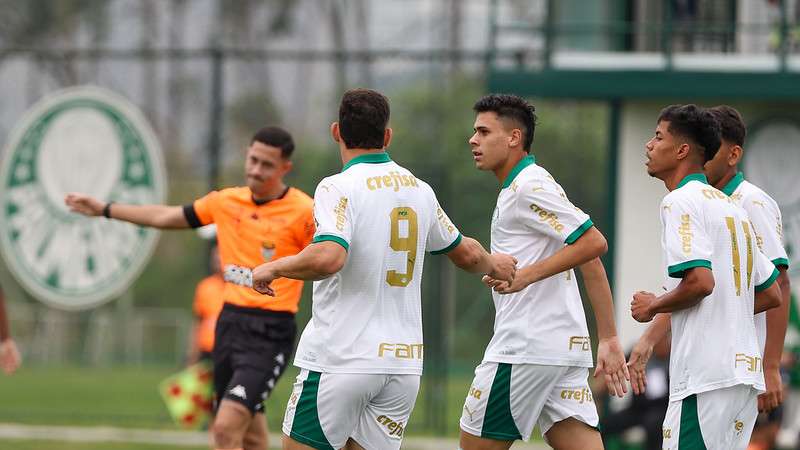 Atletas do Palmeiras Sub-20 comemoram gol contra o XV de Jaú, em partida válida pela sexta rodada da terceira fase do Campeonato Paulista da categoria, na Academia de Futebol 2, em São Paulo-SP.