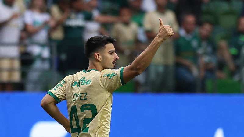 Flaco López comemora seu gol pelo Palmeiras contra o Criciúma, durante partida válida pela vigésima sexta rodada do Brasileirão 2024, no Allianz Parque.
