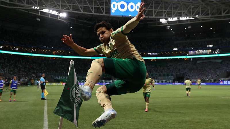 Raphael Veiga comemora seu gol pelo Palmeiras contra o Criciúma, durante partida válida pela vigésima sexta rodada do Brasileirão 2024, no Allianz Parque.