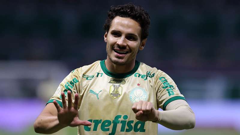 Raphael Veiga comemora seu gol pelo Palmeiras contra o Criciúma, durante partida válida pela vigésima sexta rodada do Brasileirão 2024, no Allianz Parque.