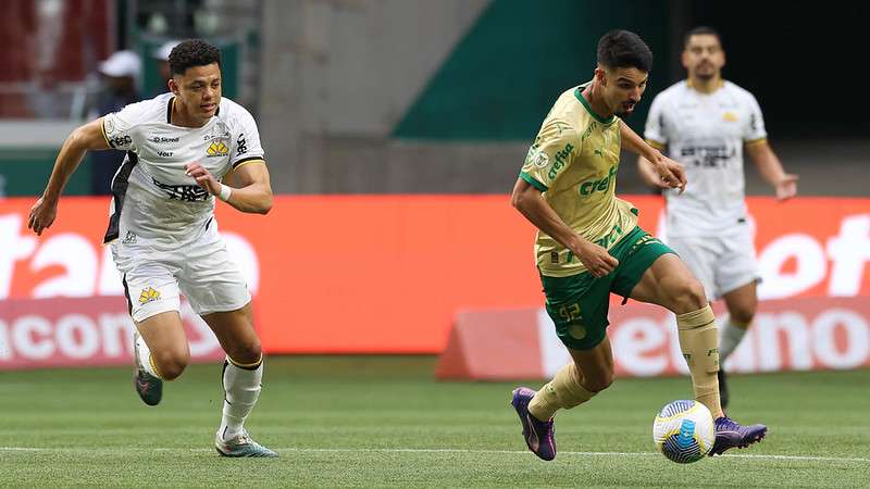 Flaco López em disputa pelo Palmeiras contra o Criciúma, durante partida válida pela vigésima sexta rodada do Brasileirão 2024, no Allianz Parque.