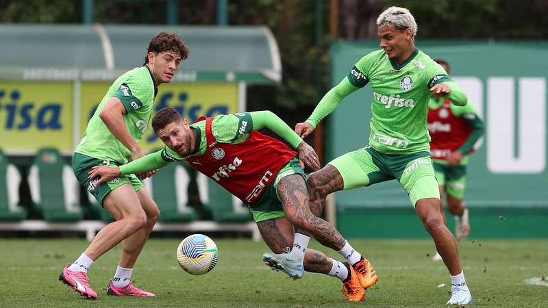 Giay, Zé Rafael e Richard Ríos durante treinamento do Palmeiras, na Academia de Futebol.