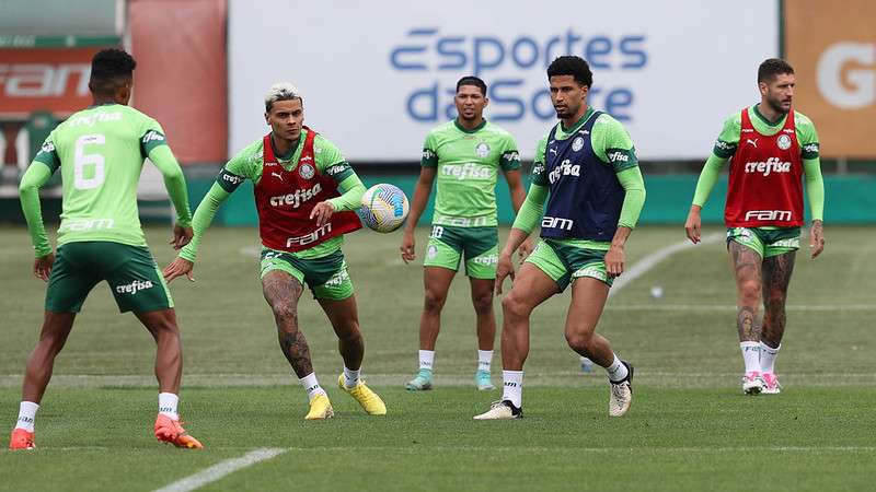 Vanderlan, Richard Ríos, Rony, Murilo e Zé Rafael, durante treinamento do Palmeiras, na Academia de Futebol.