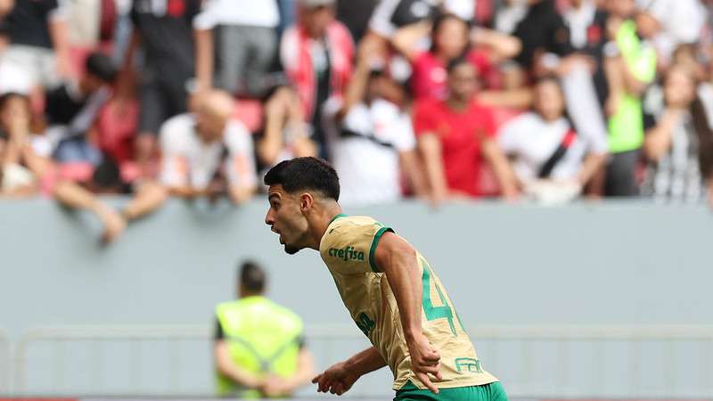 Flaco López comemora seu gol pelo Palmeiras contra o Vasco, durante partida válida pela vigésima sétima rodada do Brasileirão 2024, no Mané Garrincha.