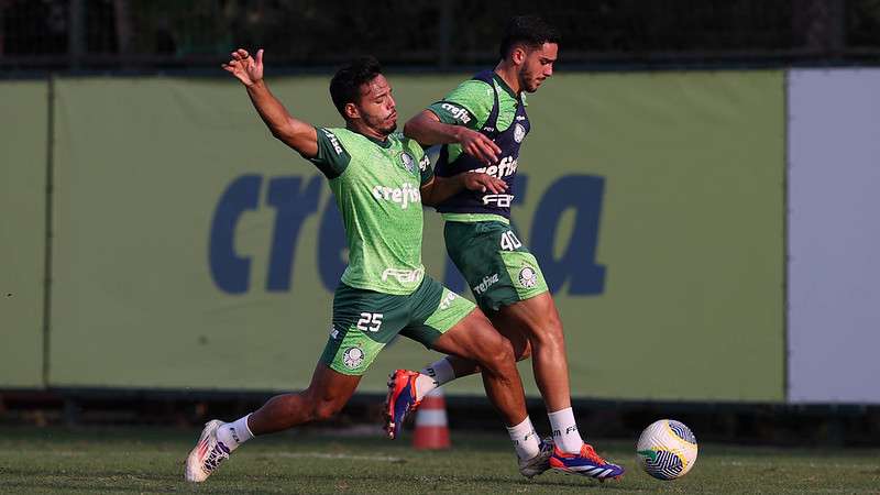 Gabriel Menino e Figueiredo durante treinamento do Palmeiras, na Academia de Futebol.