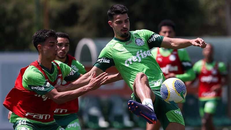 Vitor Reis e Flaco López durante treinamento do Palmeiras, na Academia de Futebol.