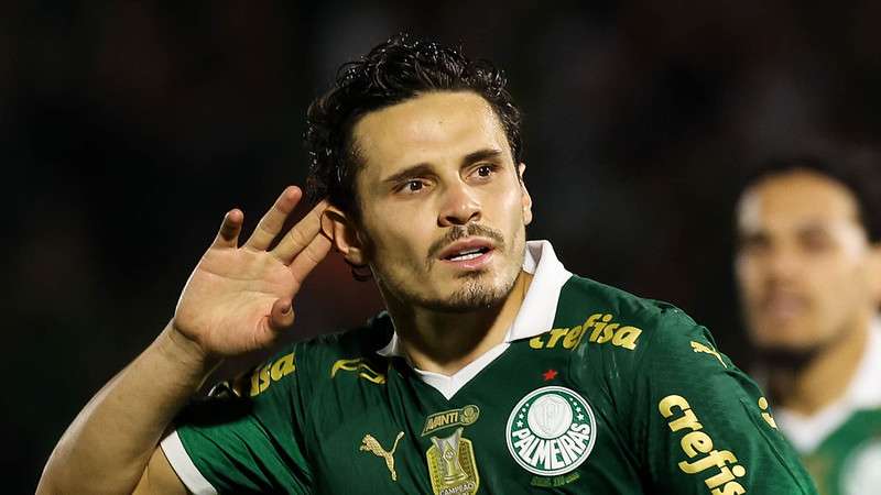 Raphael Veiga comemora seu gol pelo Palmeiras contra o Atlético-MG, durante partida válida pela vigésima oitava rodada, do Brasileirão 2024, no estádio Brinco de Ouro da Princesa.