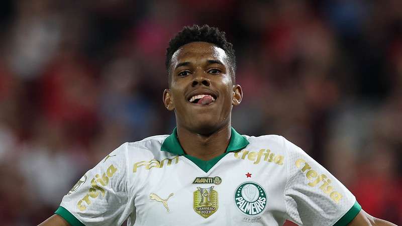 Estêvão comemora seu gol pelo Palmeiras contra o Athletico-PR, durante partida válida pela vigésima quinta rodada do Brasileirão 2024, na Arena da Baixada.