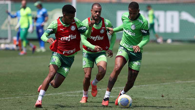 Estêvão, Mayke e Caio Paulista durante treinamento do Palmeiras, na Academia de Futebol.