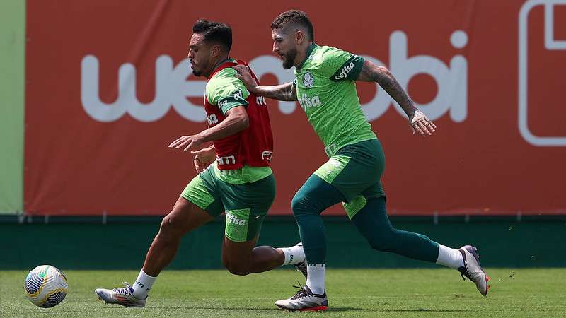 Gabriel Menino e Zé Rafael durante treinamento do Palmeiras, na Academia de Futebol.