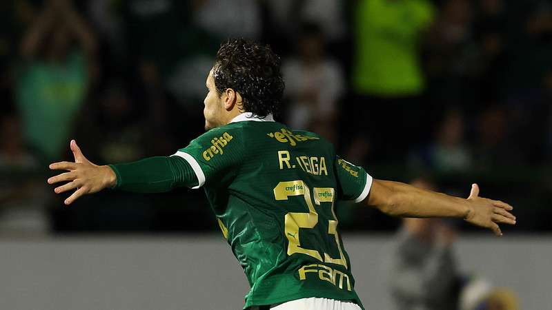 Raphael Veiga comemora seu gol pelo Palmeiras contra o Atlético-MG, durante partida válida pela vigésima oitava rodada, do Brasileirão 2024, no estádio Brinco de Ouro da Princesa.