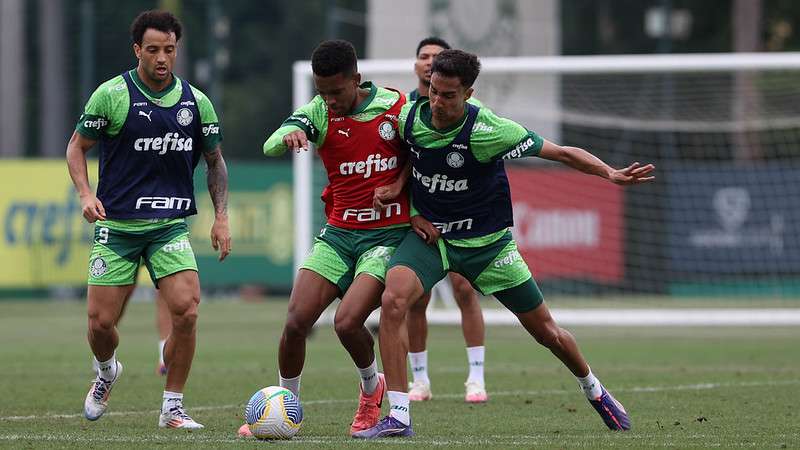 Felipe Anderson, Estêvão e Vitor Reis durante treinamento do Palmeiras, na Academia de Futebol.