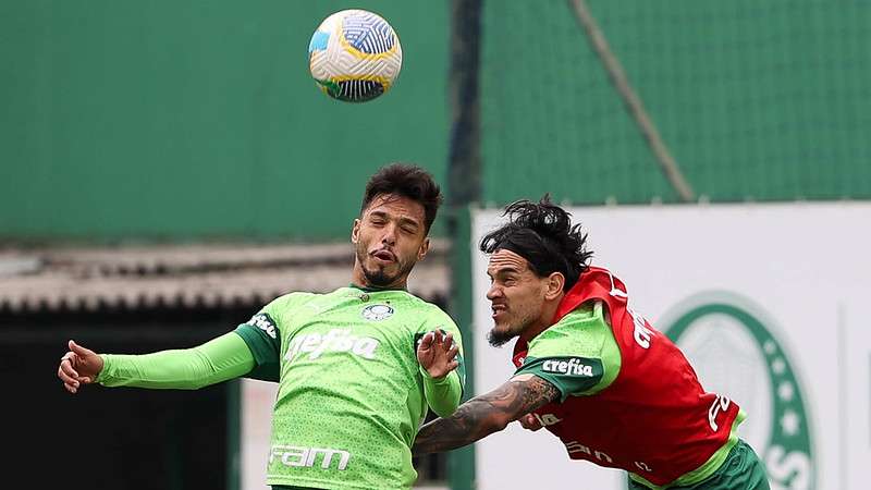 Gabriel Menino e Gustavo Gómez durante treinamento do Palmeiras, na Academia de Futebol.