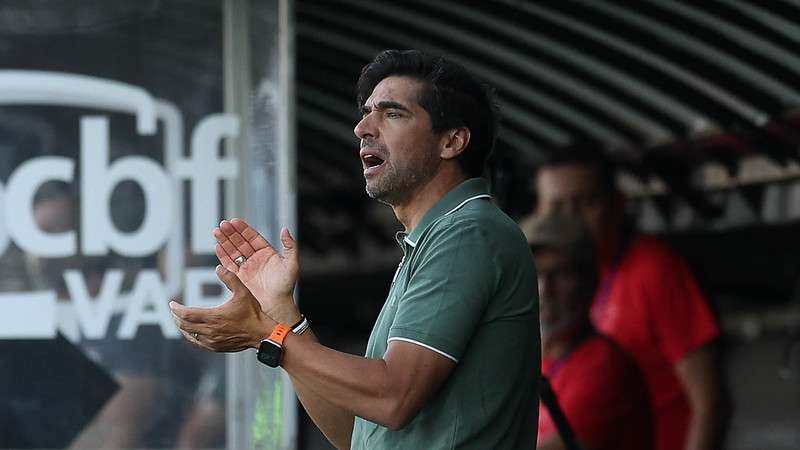 Abel Ferreira em jogo do Palmeiras contra o Red Bull Bragantino, durante partida válida pela vigésima nona rodada, do Brasileirão 2024, no estádio Nabi Abi Chedid.