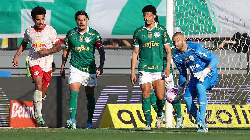 Weverton em jogo do Palmeiras contra o Red Bull Bragantino, durante partida válida pela vigésima nona rodada do Brasileirão 2024, no estádio Nabi Abi Chedid.